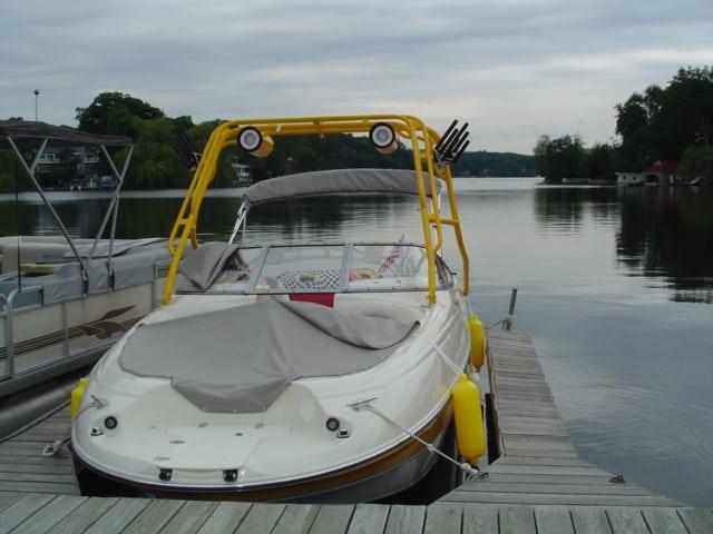 Stingray 220 Deck Boat 2004 image 1