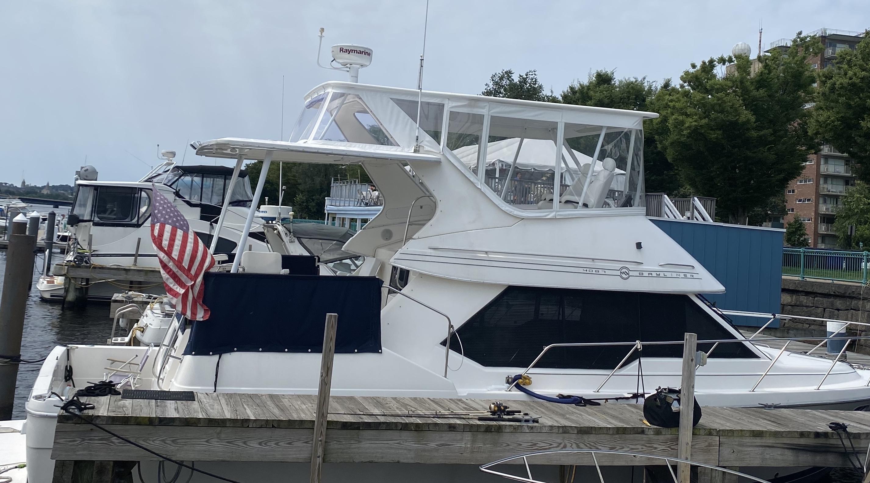 Bayliner Top image 1