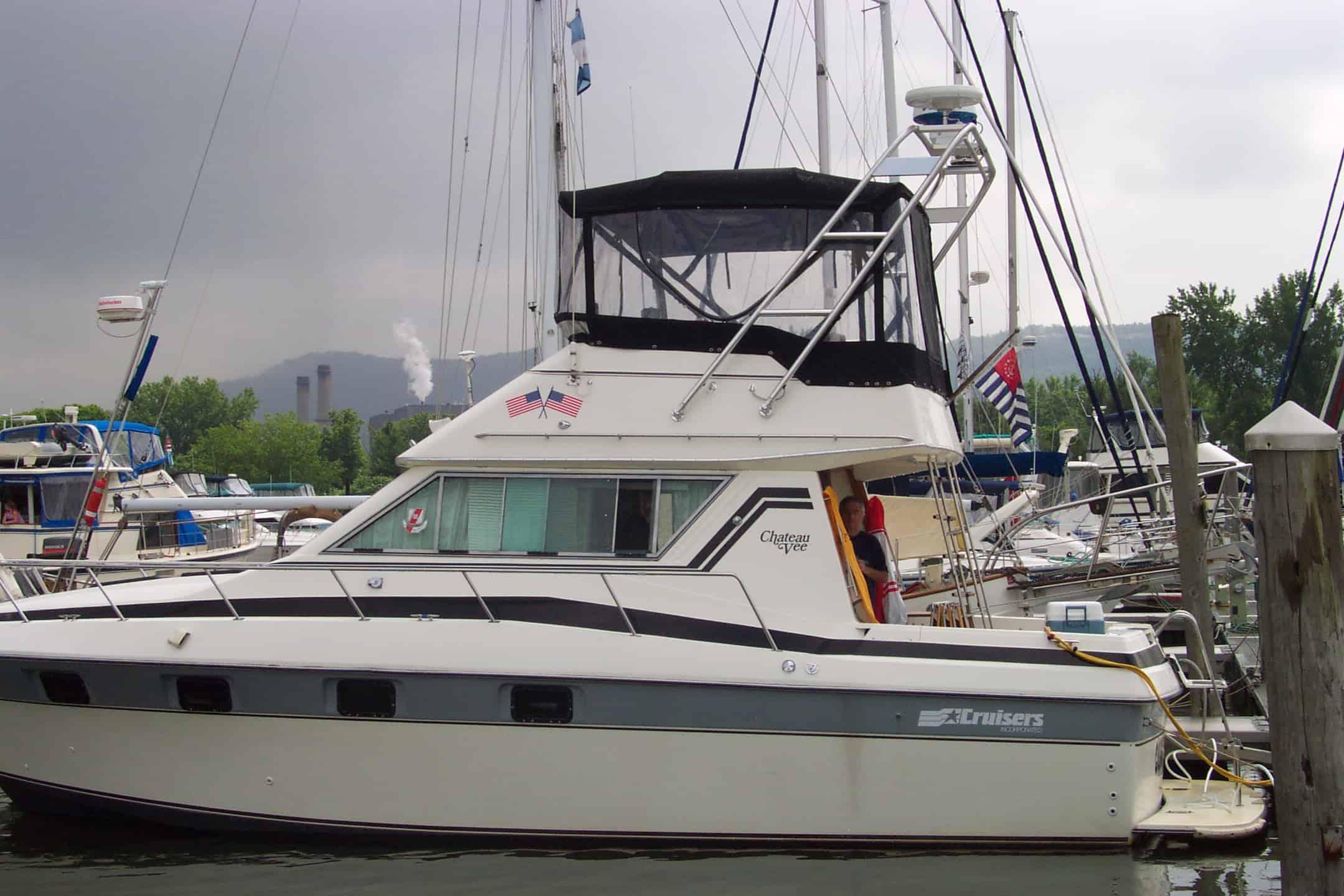 Atlantic Towers Arch on a Cruisers 338 Chateau Vee/3380 Esprit flybridge boat.