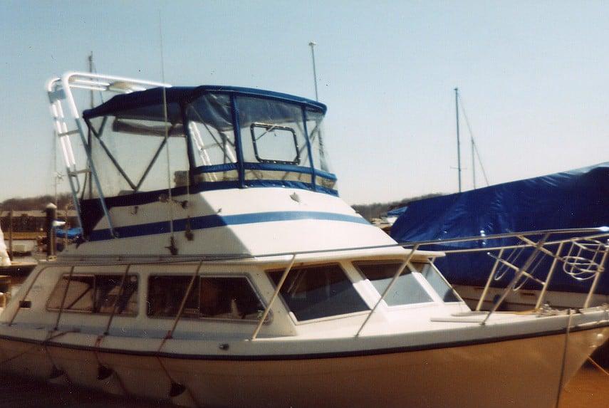 Atlantic Towers Arch installed on a Luhrs 3220 boat, featuring a blue canopy and a sleek design at the marina.