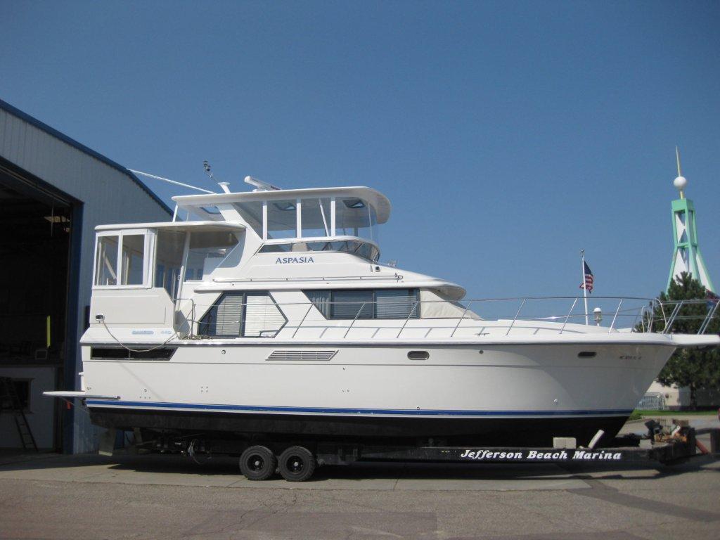 Atlantic Towers Top installed on Carver 440/445 Aft Cabin motor yacht with aft cabin and upper deck railings