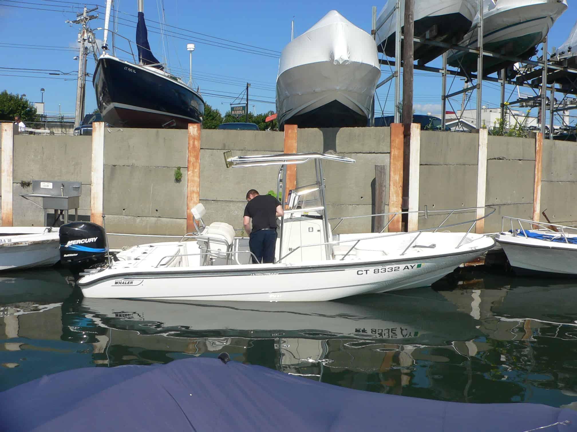 Boston Whaler 220 Dauntless T-Top 2000 image 1