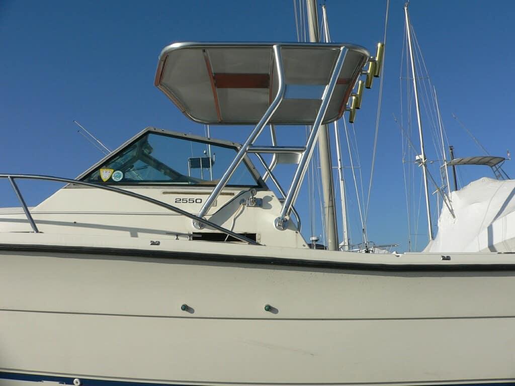 Atlantic Towers Top installed on a Pursuit 2550 Walkaround boat against a clear blue sky.