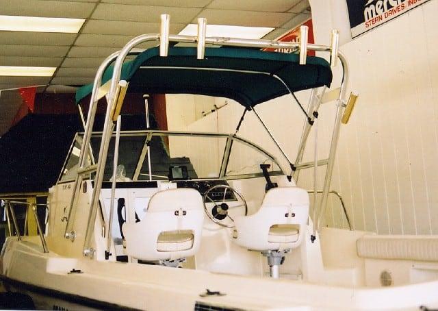 Atlantic Towers Arch installed on a Seamaster 2588 boat, featuring two white seats and a dark canopy.
