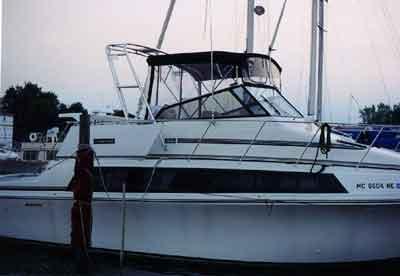 Atlantic Towers Arch installed on a Carver 32/330 Mariner boat docked at a marina.