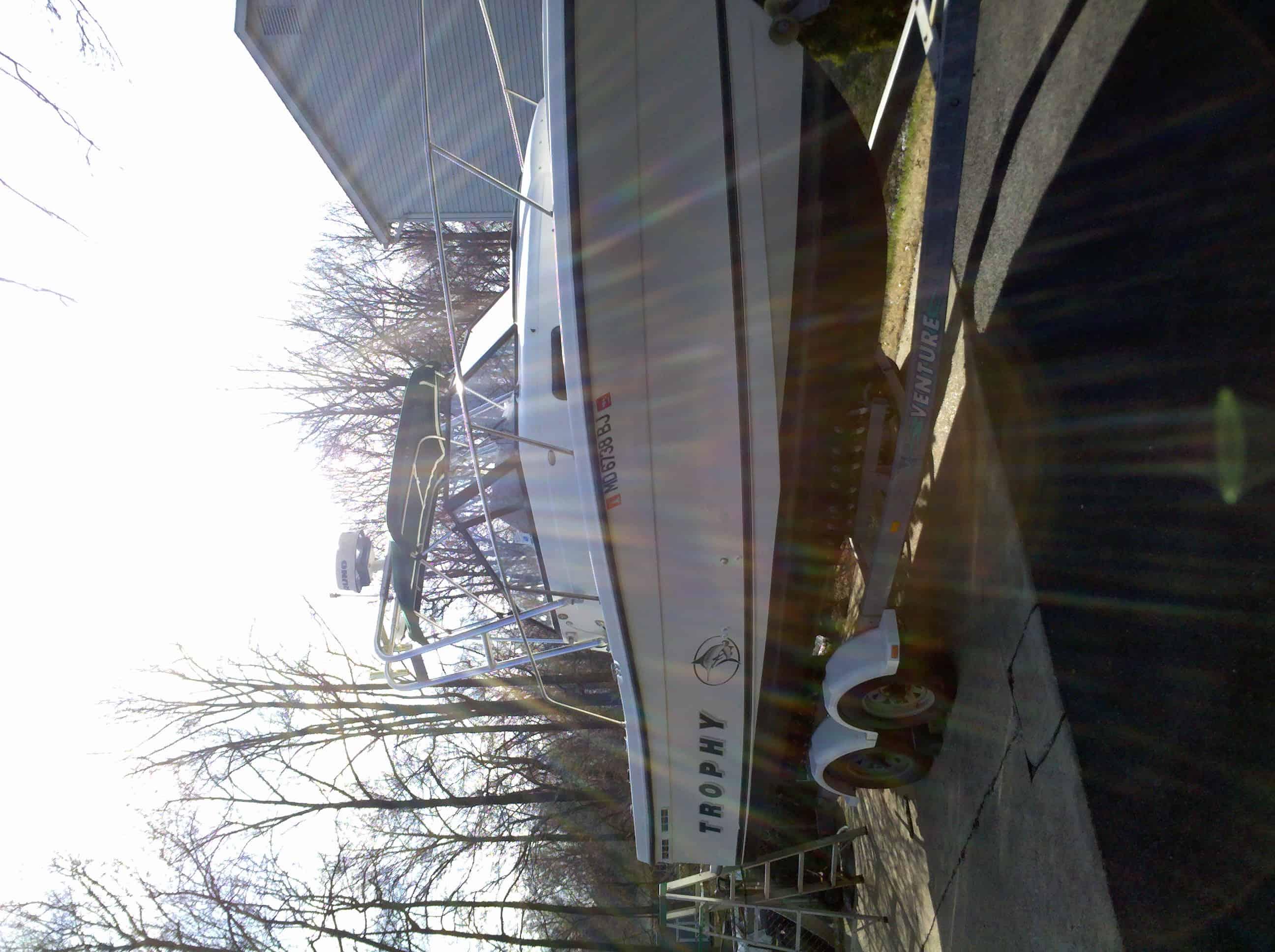 Atlantic Towers Arch installed on a white Trophy 2352 w/a boat, shown from the side with clear sky background.