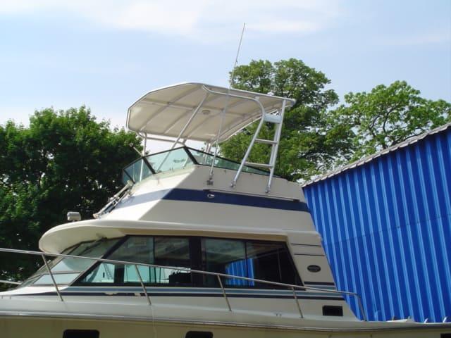 Atlantic Towers Top installed on a Baha Cruisers 33 FB boat, showcasing the structure against a blue building backdrop.