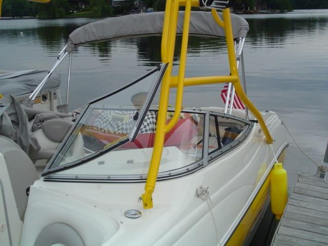 Stingray 220 Deck Boat 2004 image 1
