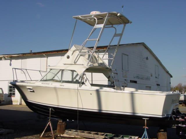 Atlantic Towers Top installed on a Bertram 26 Flybridge boat, showcasing its design and structure.