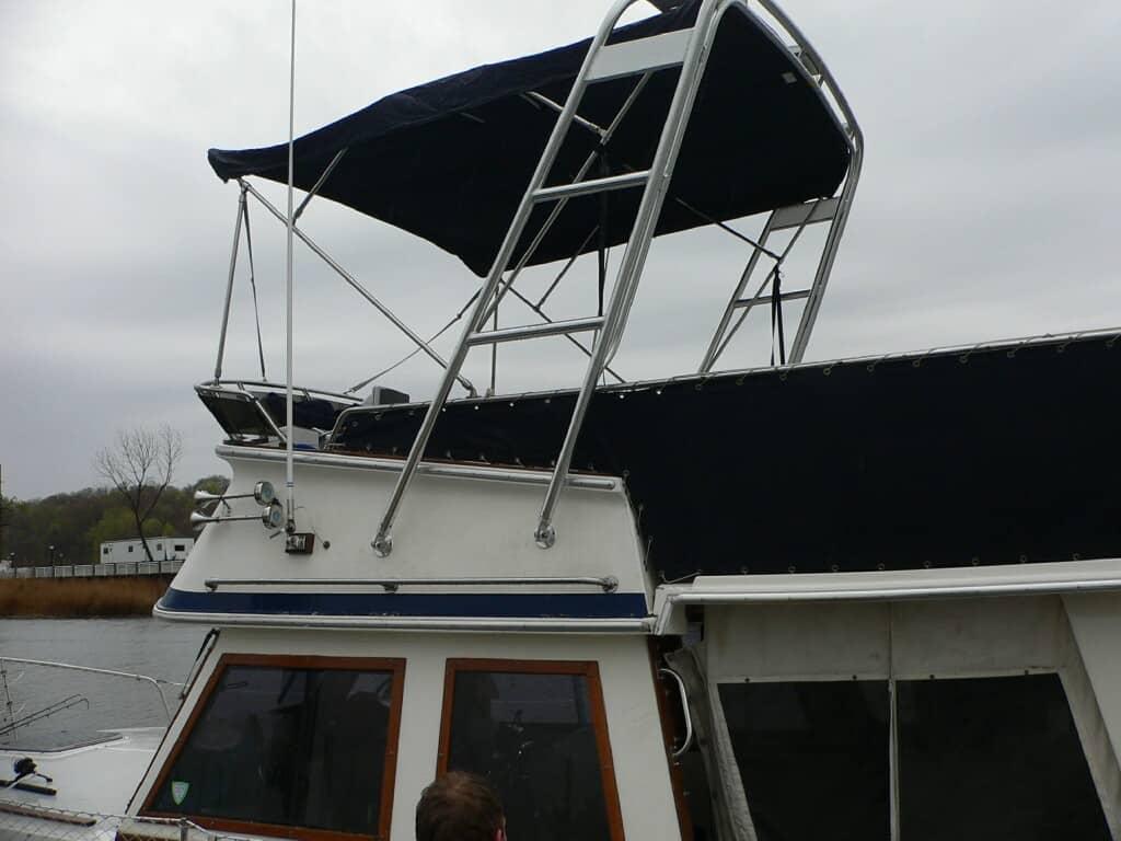 Atlantic Towers Arch installed on an Albin 34 Motor Yacht, showcasing its design and functional features.