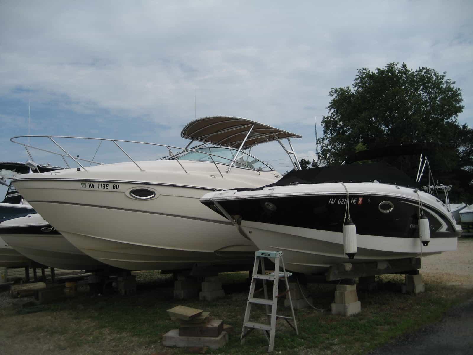 Atlantic Towers Top installed on a Maxum 2500 SE cruiser, featuring a sleek design and enhanced functionality.