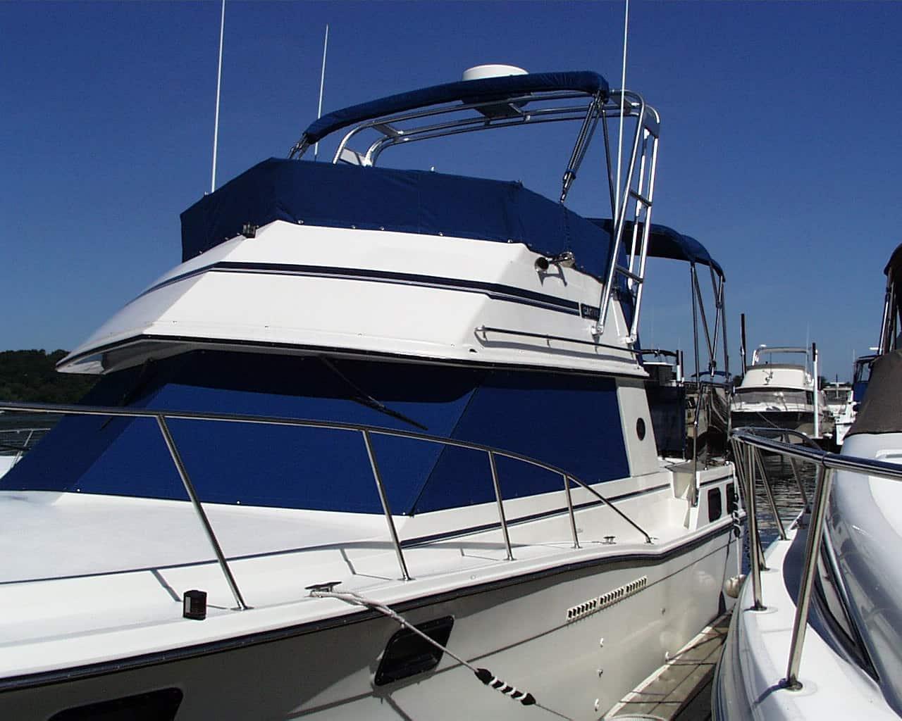 Atlantic Towers Arch installed on a Carver 3207 Aft Cabin boat, with a bright blue sky in the background.