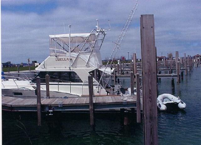Atlantic Towers Arch installed on a Chris Craft 360 Sport Sedan docked at a marina.