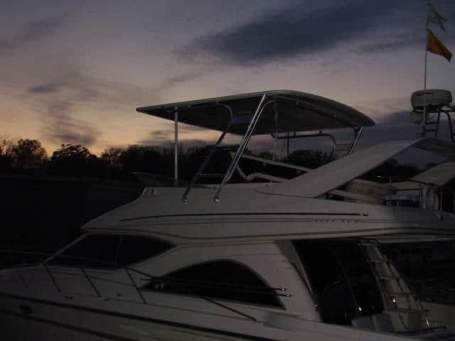 Atlantic Towers Top installed on a Maxum 4600 SCB sedan boat, showcasing its sleek design and functionality.