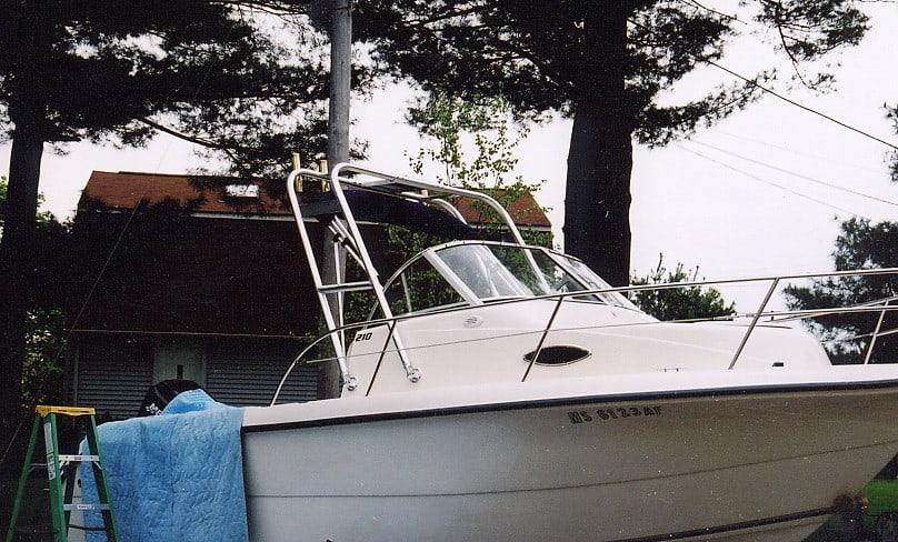 Atlantic Towers arch on a Wellcraft 210 Coastal walkaround boat, showcasing a durable design for marine use.