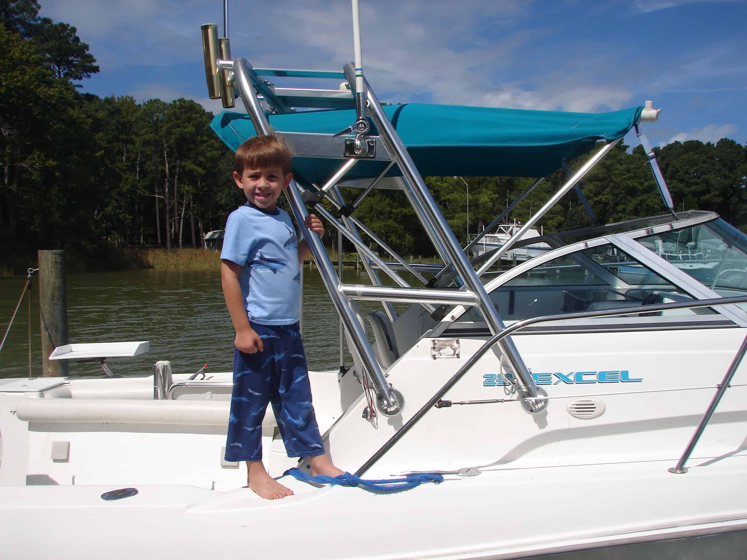 Atlantic Towers arch on a Wellcraft 23 Excel walkaround boat, showcasing its design and functionality.